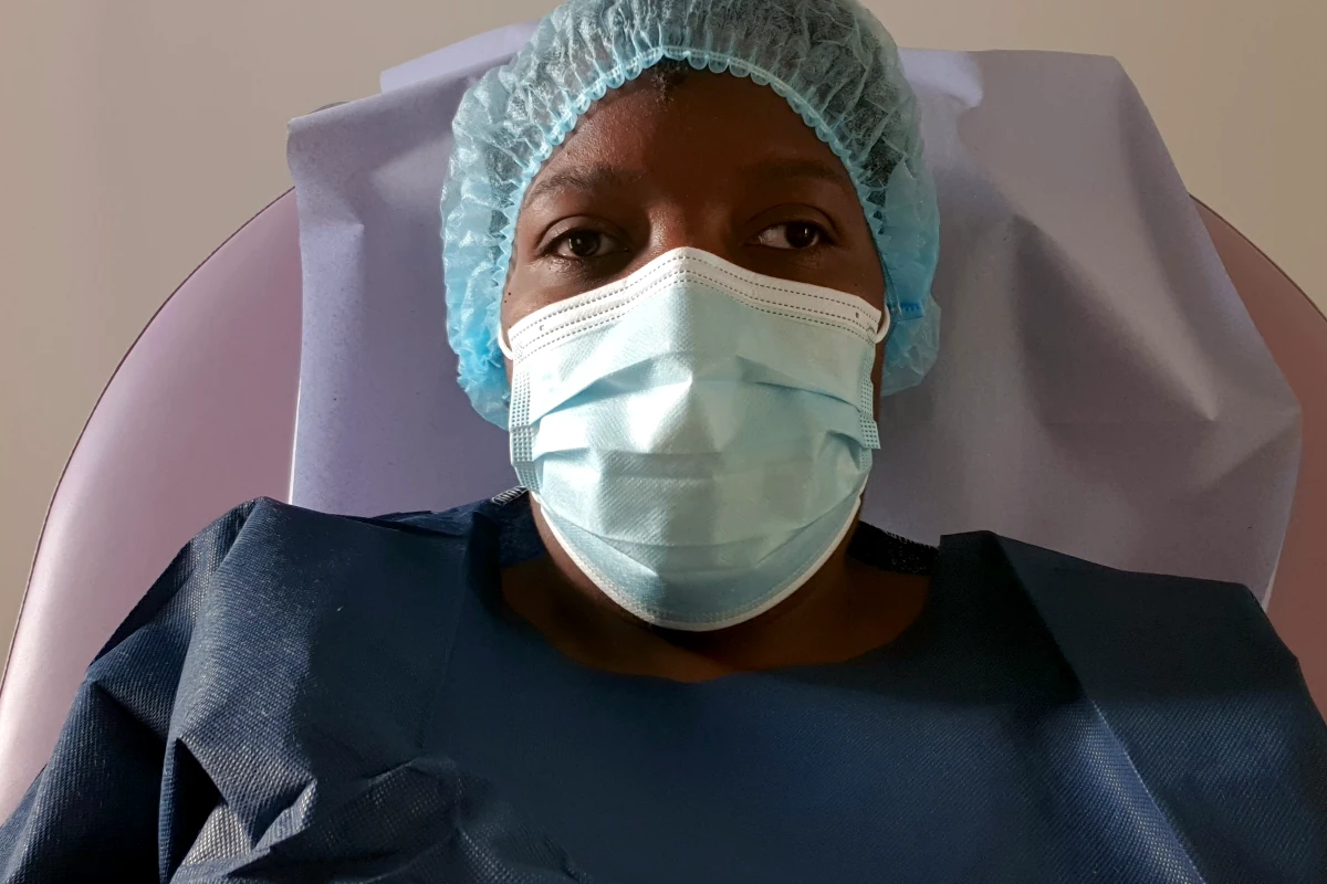 Photo de Christelle dans sa chambre d'hôpital avant son opération du strabisme